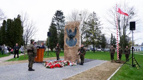 Żołnierze podczas obchodów 83. rocznicy Zbrodni Katyńskiej. Przemówienie członka Związku Miłośników Pieśni Patriotycznej po wyprowadzeniu pocztów sztandarowych.